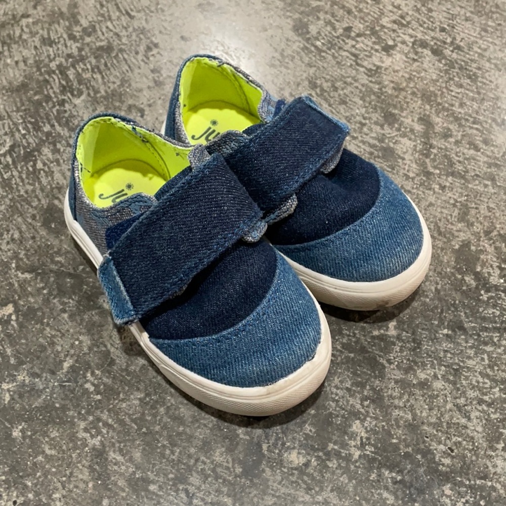 Just buds tennis shoes. Size 5.